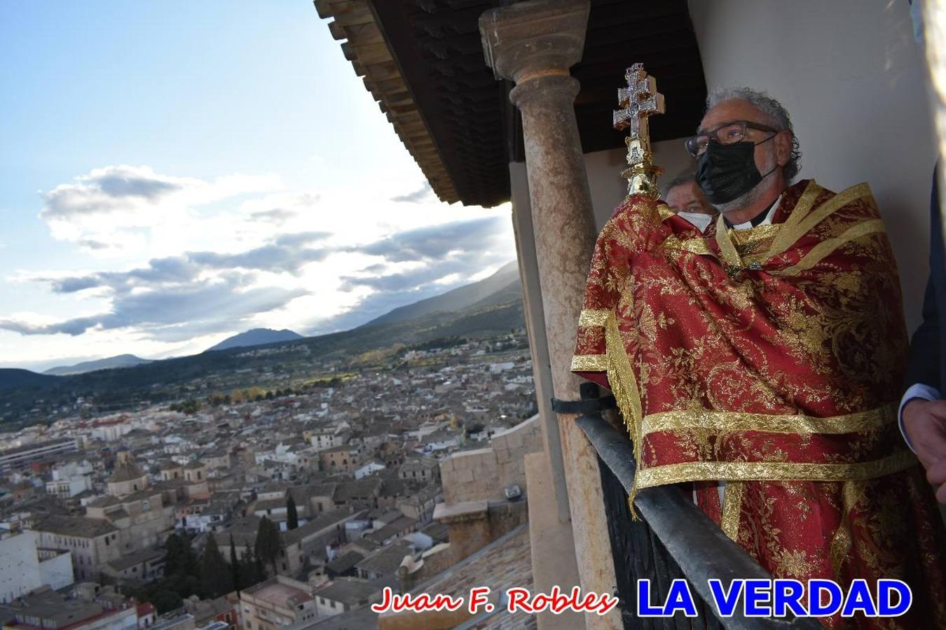 La basílica de la Vera Cruz volvió a acoger el ritual de la Bendición de la Naturaleza con la Sagrada Reliquia. La ceremonia se ha realizado esta tarde y se ha iniciado en el interior del templo para trasladarse después a la Capilla de los Conjuros. 