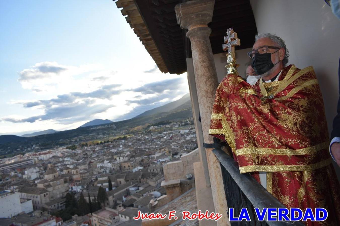 La basílica de la Vera Cruz volvió a acoger el ritual de la Bendición de la Naturaleza con la Sagrada Reliquia. La ceremonia se ha realizado esta tarde y se ha iniciado en el interior del templo para trasladarse después a la Capilla de los Conjuros. 