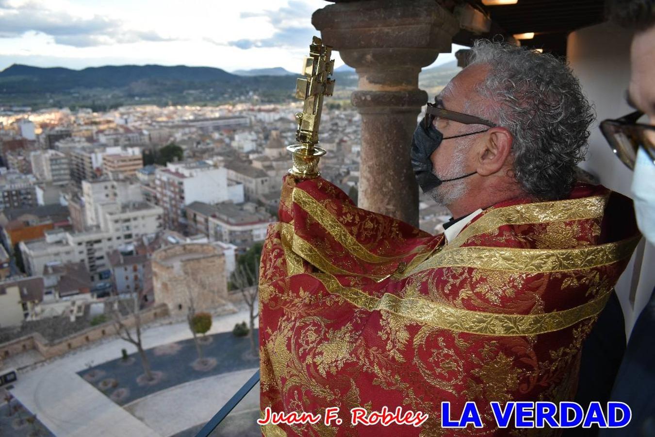 La basílica de la Vera Cruz volvió a acoger el ritual de la Bendición de la Naturaleza con la Sagrada Reliquia. La ceremonia se ha realizado esta tarde y se ha iniciado en el interior del templo para trasladarse después a la Capilla de los Conjuros. 