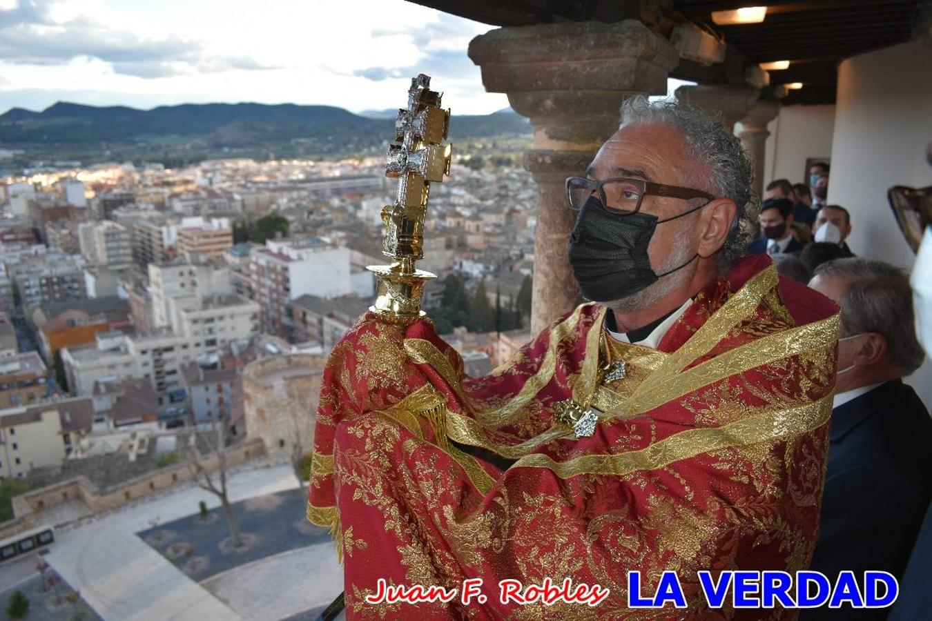 La basílica de la Vera Cruz volvió a acoger el ritual de la Bendición de la Naturaleza con la Sagrada Reliquia. La ceremonia se ha realizado esta tarde y se ha iniciado en el interior del templo para trasladarse después a la Capilla de los Conjuros. 