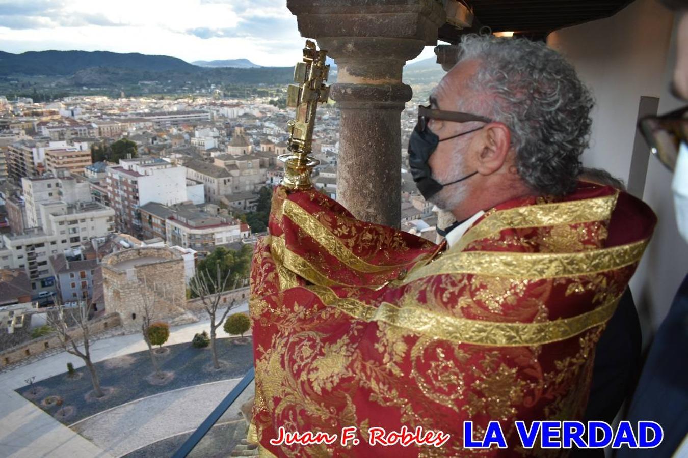 La basílica de la Vera Cruz volvió a acoger el ritual de la Bendición de la Naturaleza con la Sagrada Reliquia. La ceremonia se ha realizado esta tarde y se ha iniciado en el interior del templo para trasladarse después a la Capilla de los Conjuros. 