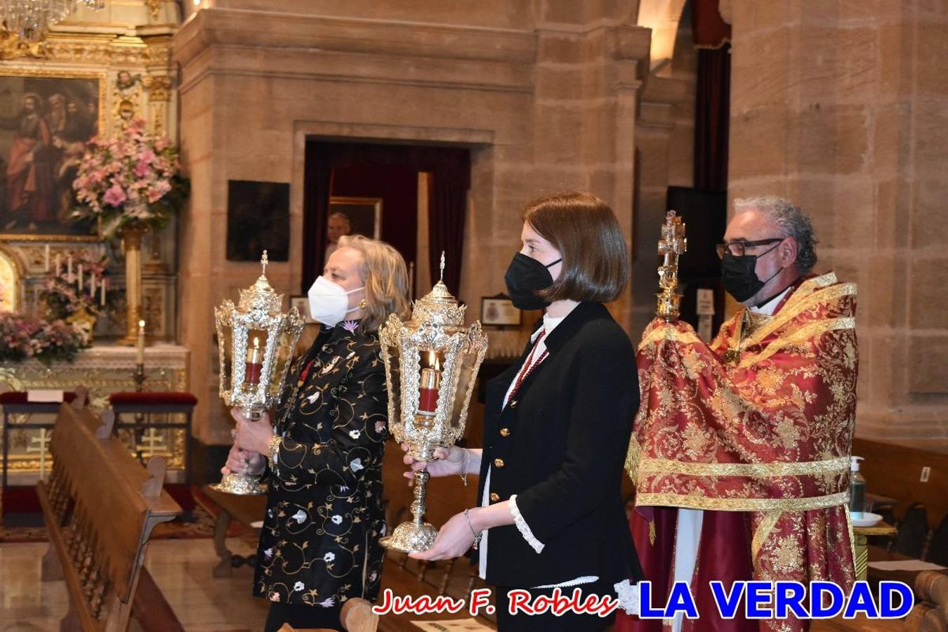 La basílica de la Vera Cruz volvió a acoger el ritual de la Bendición de la Naturaleza con la Sagrada Reliquia. La ceremonia se ha realizado esta tarde y se ha iniciado en el interior del templo para trasladarse después a la Capilla de los Conjuros. 