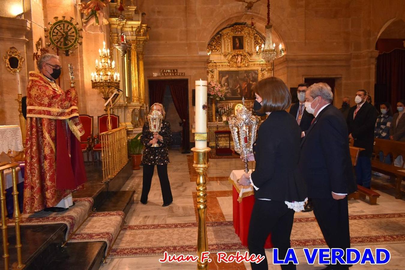 La basílica de la Vera Cruz volvió a acoger el ritual de la Bendición de la Naturaleza con la Sagrada Reliquia. La ceremonia se ha realizado esta tarde y se ha iniciado en el interior del templo para trasladarse después a la Capilla de los Conjuros. 