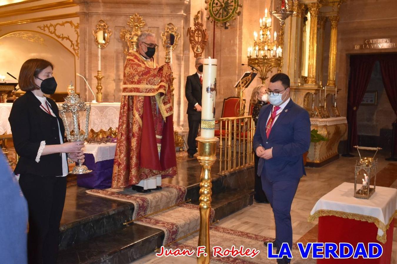 La basílica de la Vera Cruz volvió a acoger el ritual de la Bendición de la Naturaleza con la Sagrada Reliquia. La ceremonia se ha realizado esta tarde y se ha iniciado en el interior del templo para trasladarse después a la Capilla de los Conjuros. 