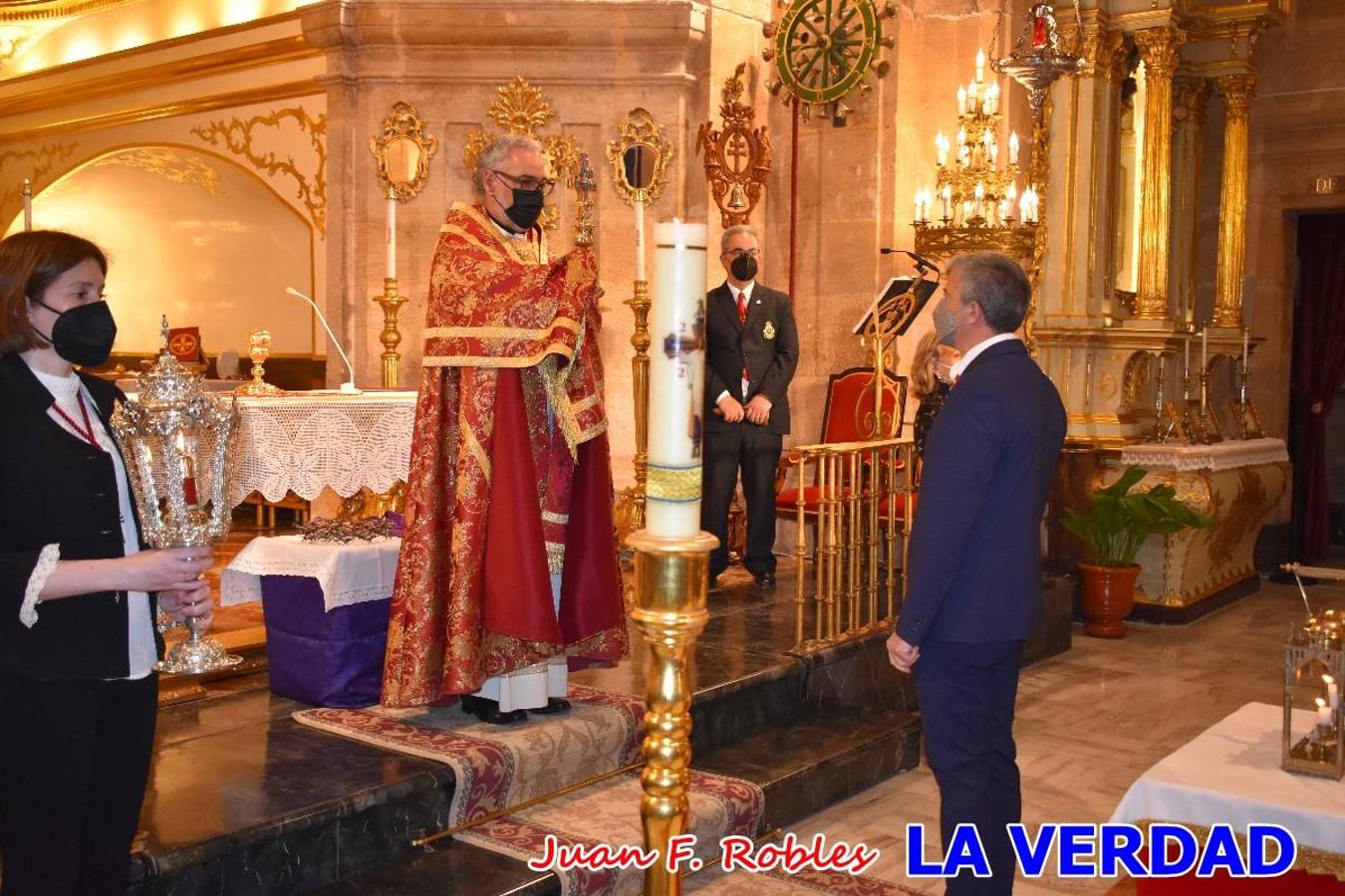 La basílica de la Vera Cruz volvió a acoger el ritual de la Bendición de la Naturaleza con la Sagrada Reliquia. La ceremonia se ha realizado esta tarde y se ha iniciado en el interior del templo para trasladarse después a la Capilla de los Conjuros. 