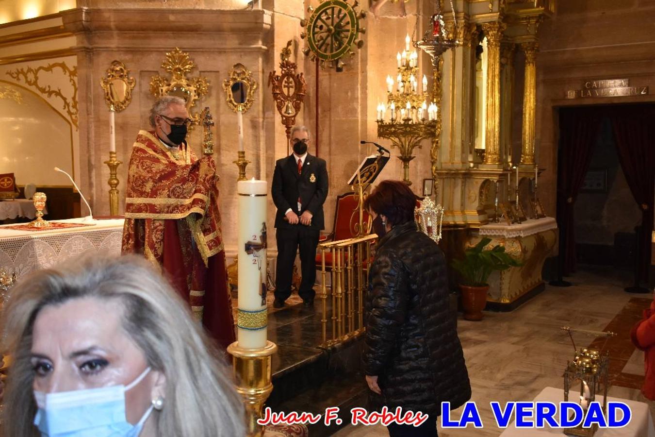 La basílica de la Vera Cruz volvió a acoger el ritual de la Bendición de la Naturaleza con la Sagrada Reliquia. La ceremonia se ha realizado esta tarde y se ha iniciado en el interior del templo para trasladarse después a la Capilla de los Conjuros. 