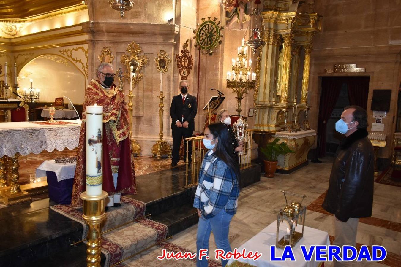 La basílica de la Vera Cruz volvió a acoger el ritual de la Bendición de la Naturaleza con la Sagrada Reliquia. La ceremonia se ha realizado esta tarde y se ha iniciado en el interior del templo para trasladarse después a la Capilla de los Conjuros. 