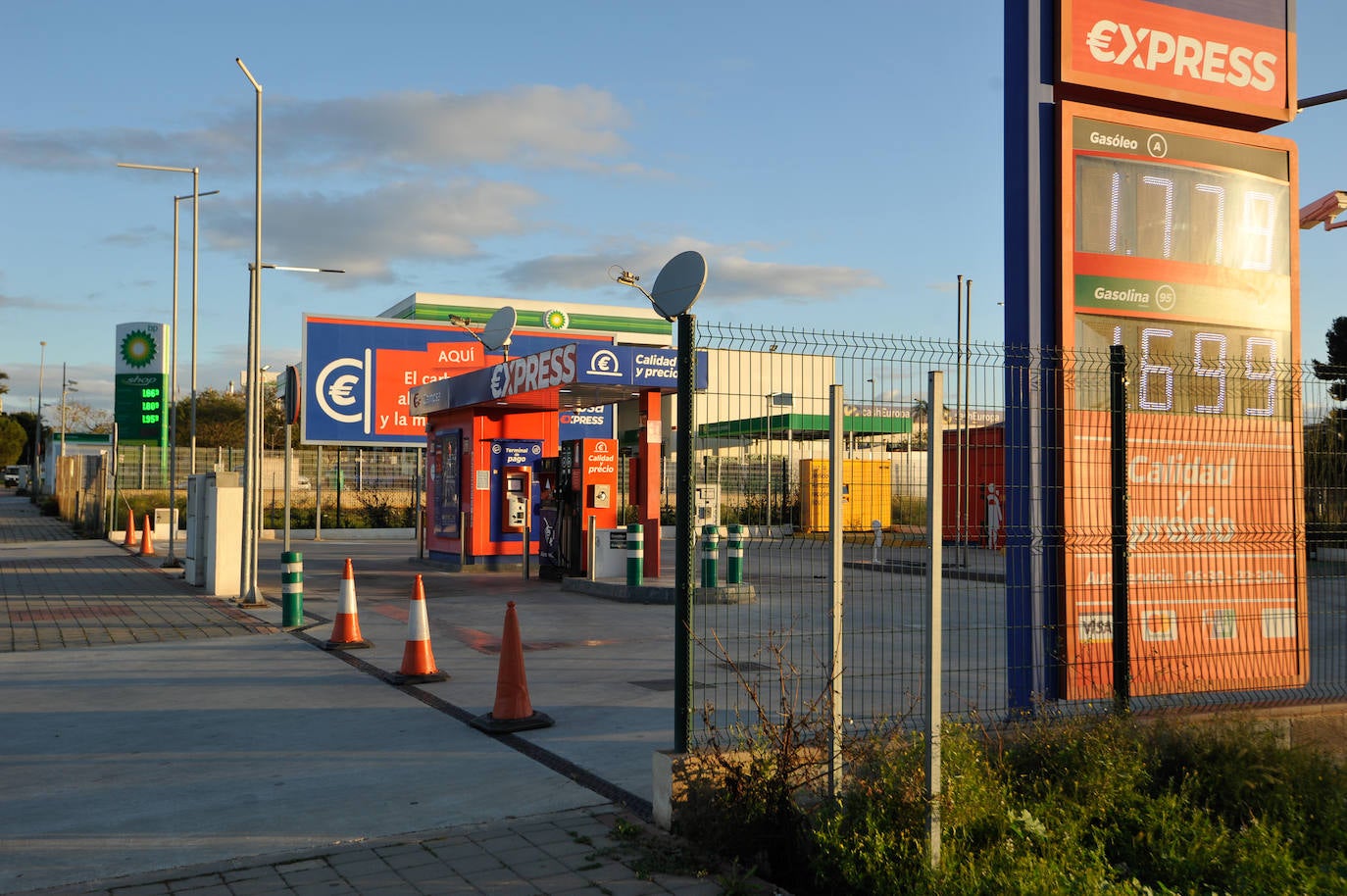 Fotos: Las gasolineras inician la rebaja de los combustibles en pie de guerra