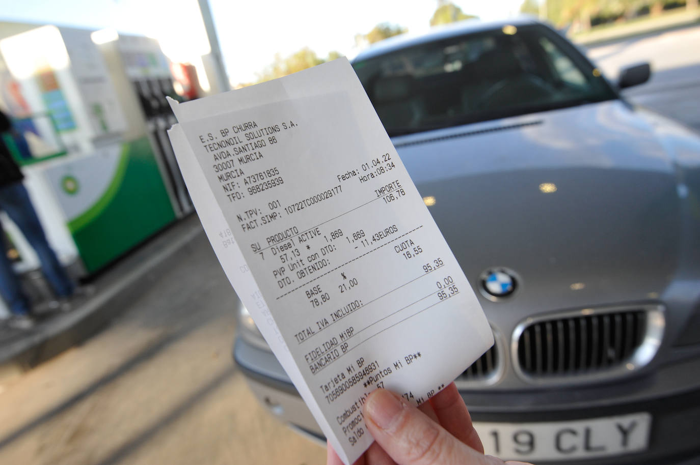 Fotos: Las gasolineras inician la rebaja de los combustibles en pie de guerra