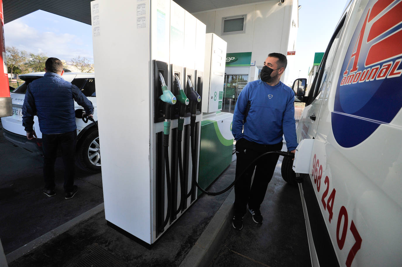 Fotos: Las gasolineras inician la rebaja de los combustibles en pie de guerra