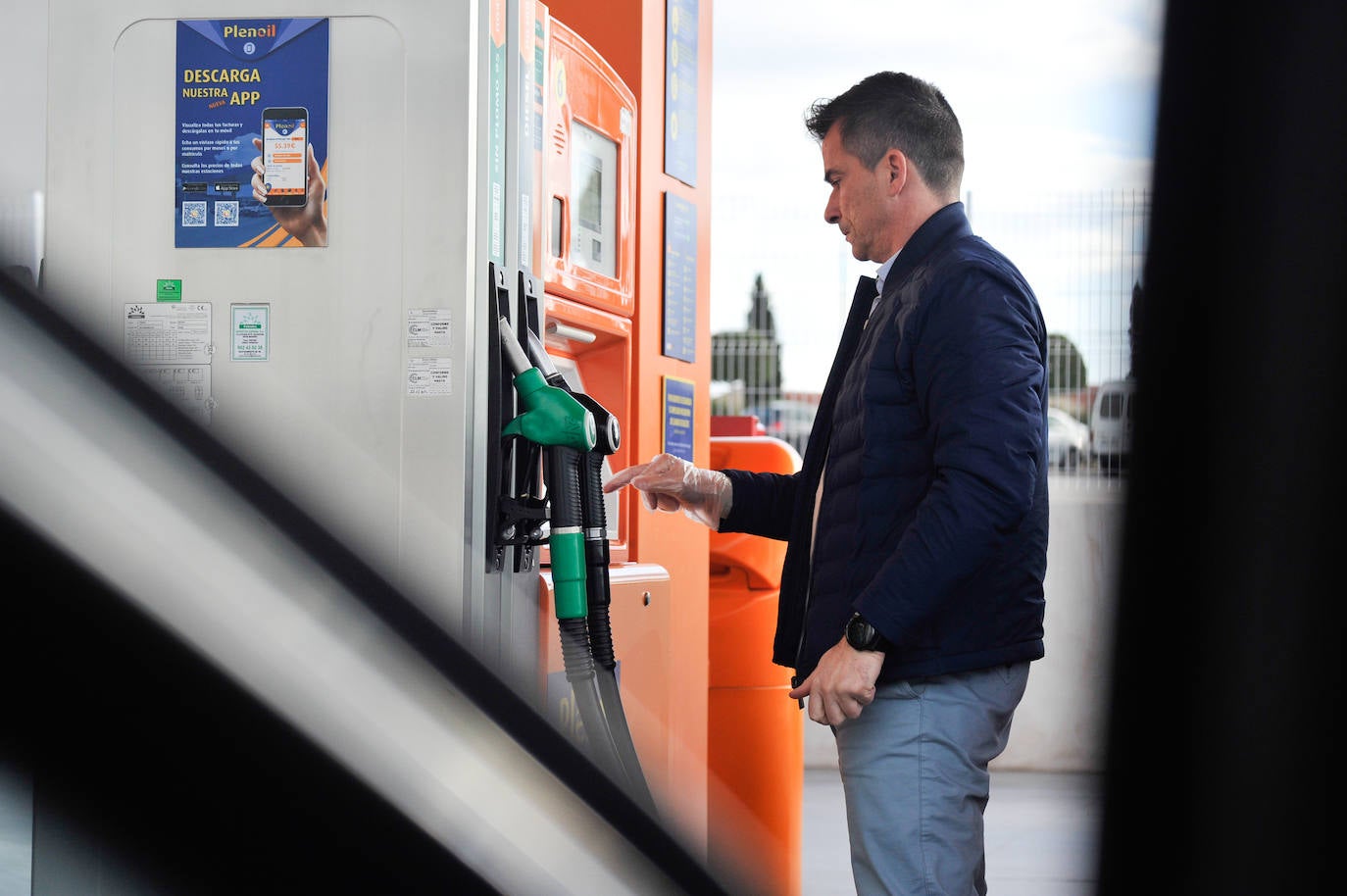 Fotos: Las gasolineras inician la rebaja de los combustibles en pie de guerra