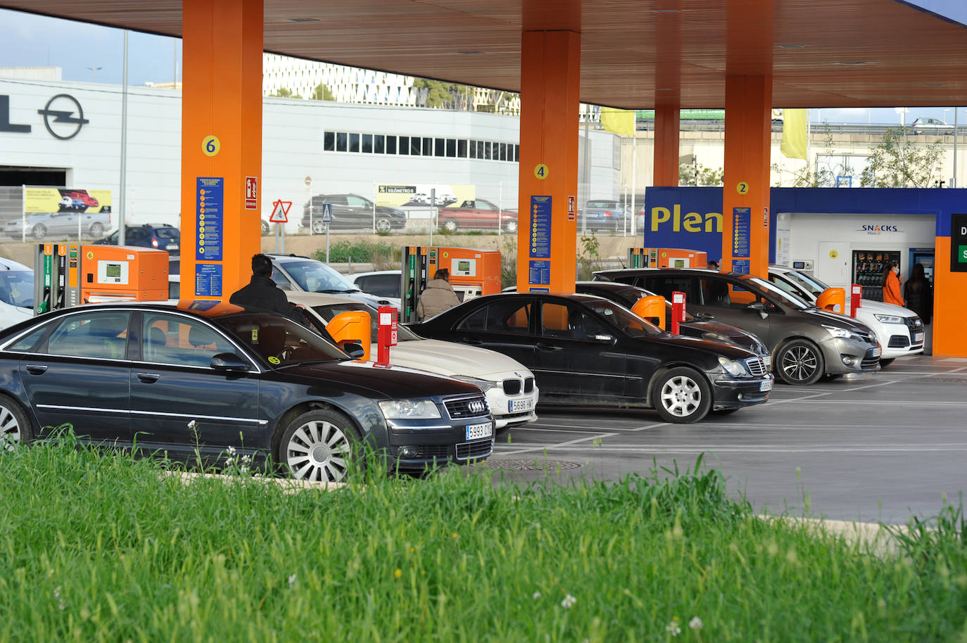Fotos: Las gasolineras inician la rebaja de los combustibles en pie de guerra