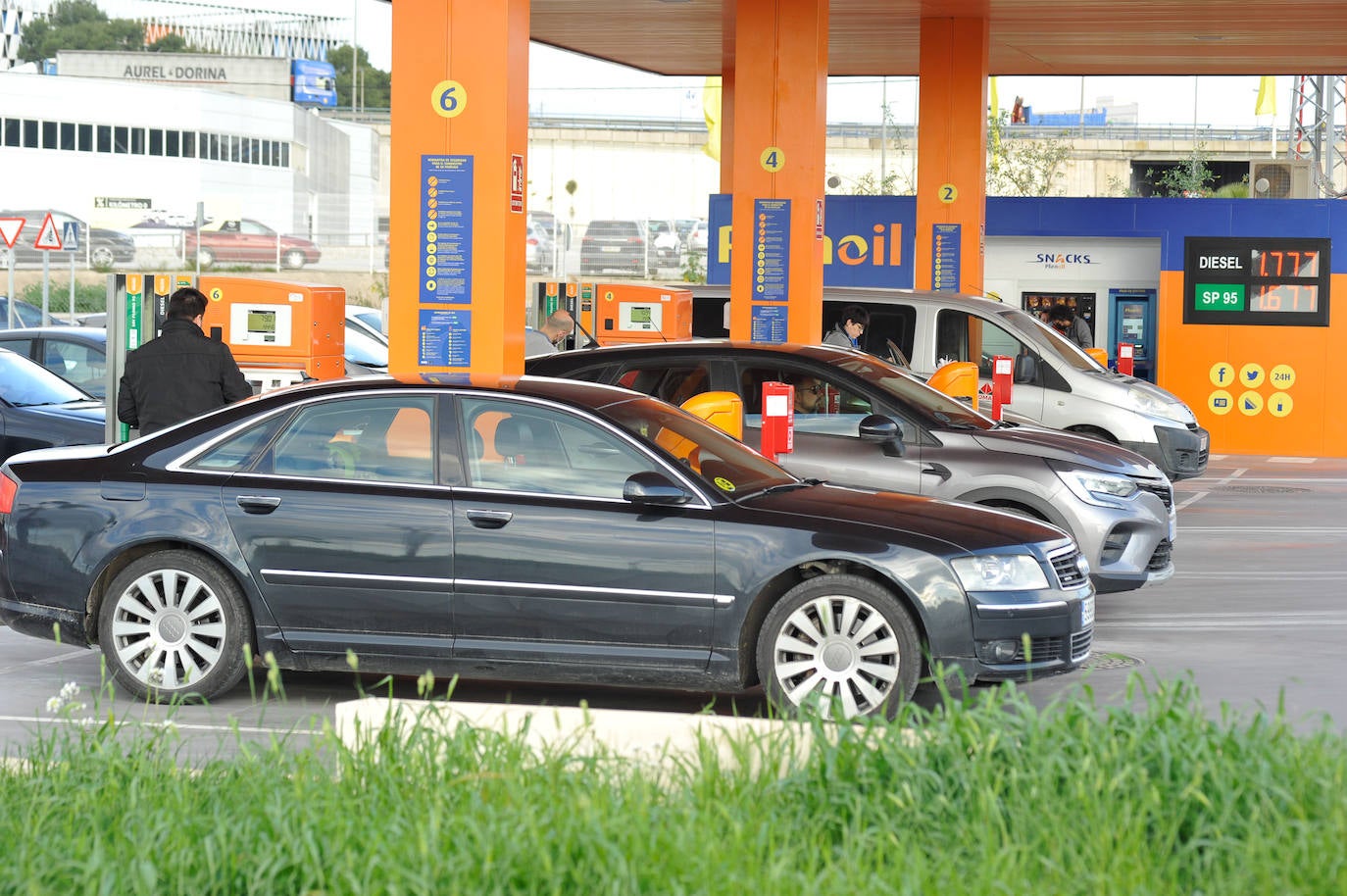 Fotos: Las gasolineras inician la rebaja de los combustibles en pie de guerra
