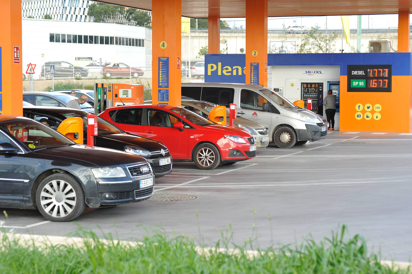 Fotos: Las gasolineras inician la rebaja de los combustibles en pie de guerra