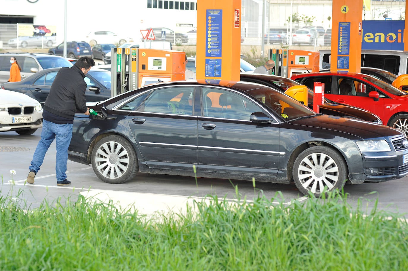 Fotos: Las gasolineras inician la rebaja de los combustibles en pie de guerra