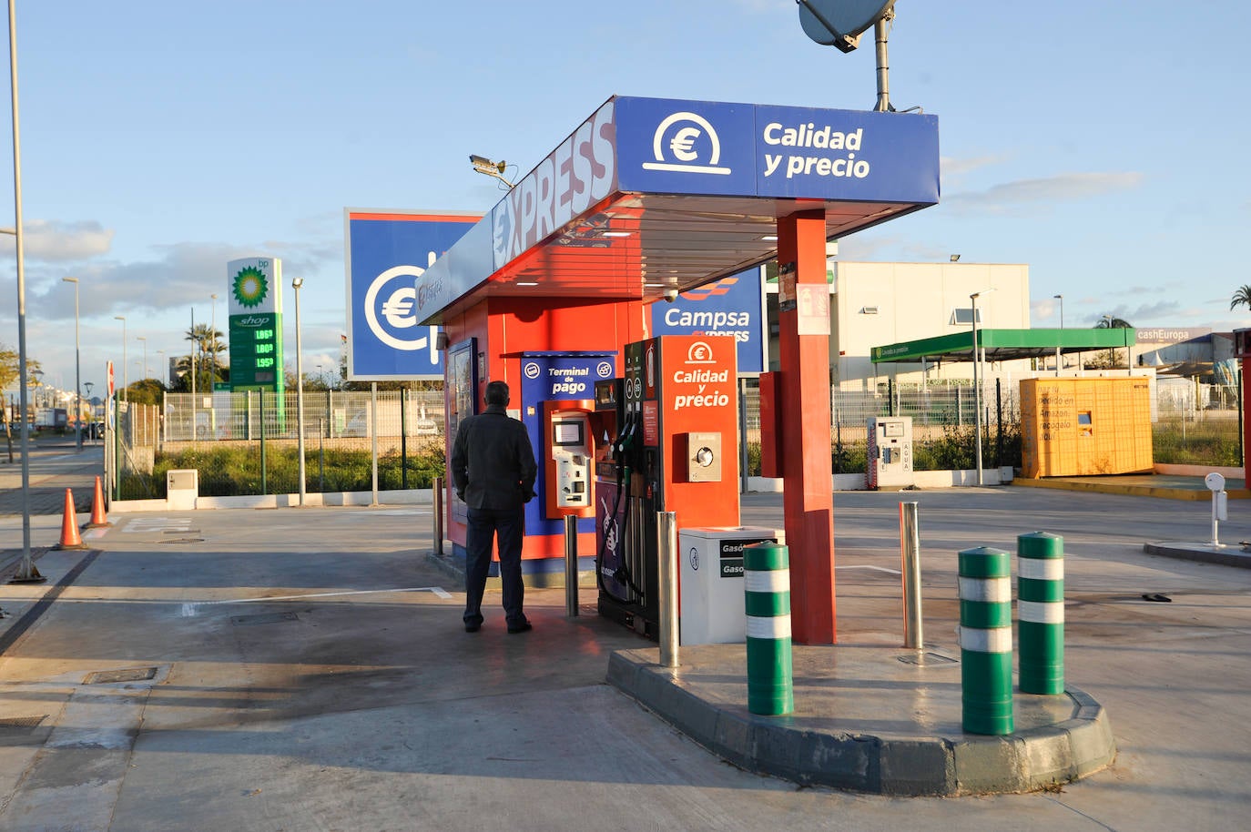 Fotos: Las gasolineras inician la rebaja de los combustibles en pie de guerra