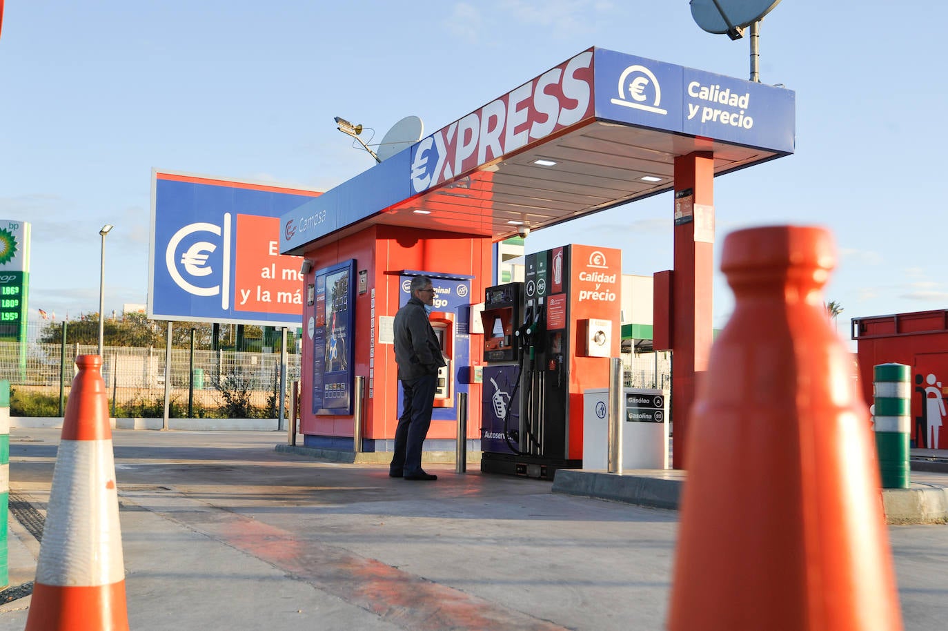 Fotos: Las gasolineras inician la rebaja de los combustibles en pie de guerra