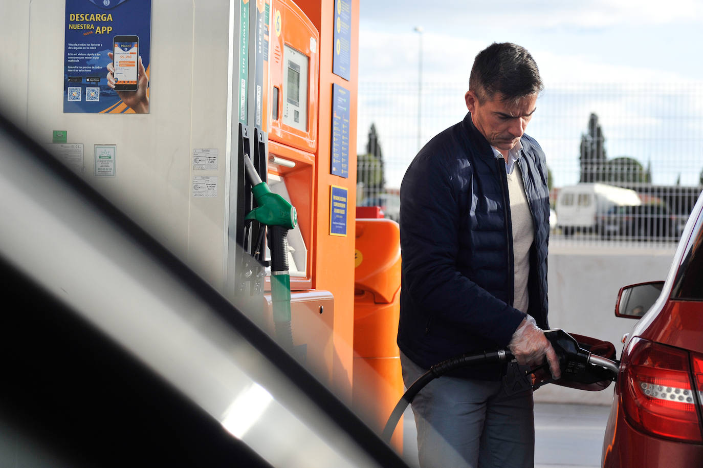 Fotos: Las gasolineras inician la rebaja de los combustibles en pie de guerra