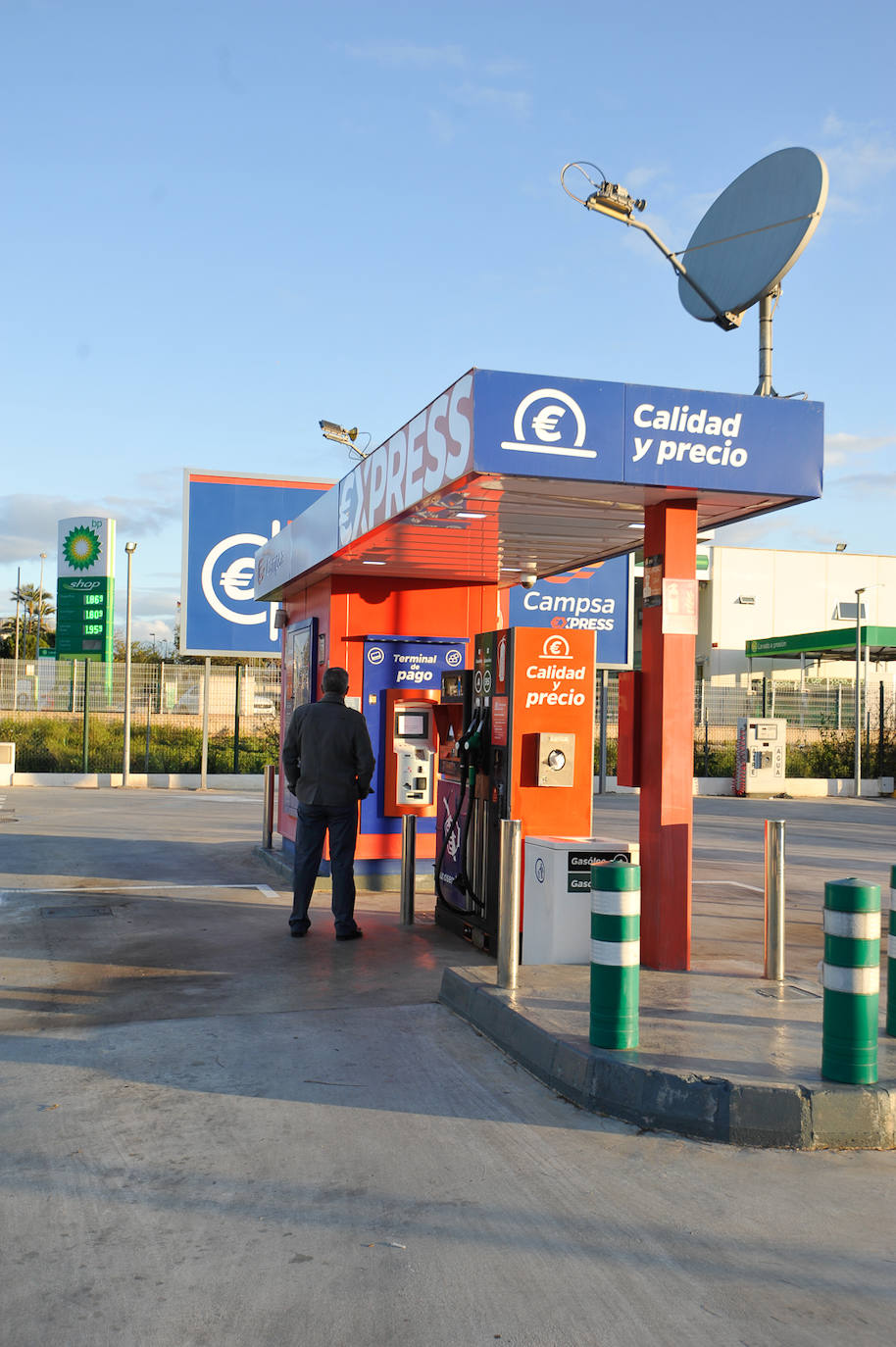 Fotos: Las gasolineras inician la rebaja de los combustibles en pie de guerra