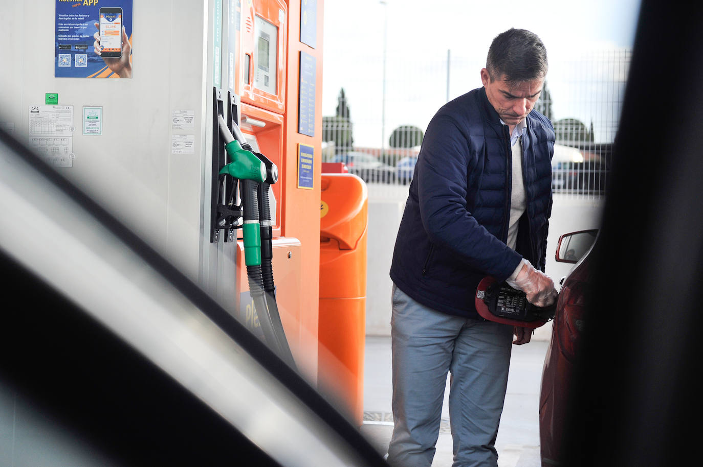 Fotos: Las gasolineras inician la rebaja de los combustibles en pie de guerra