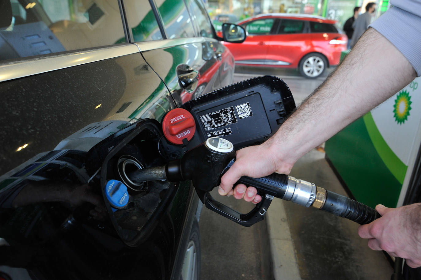 Fotos: Las gasolineras inician la rebaja de los combustibles en pie de guerra