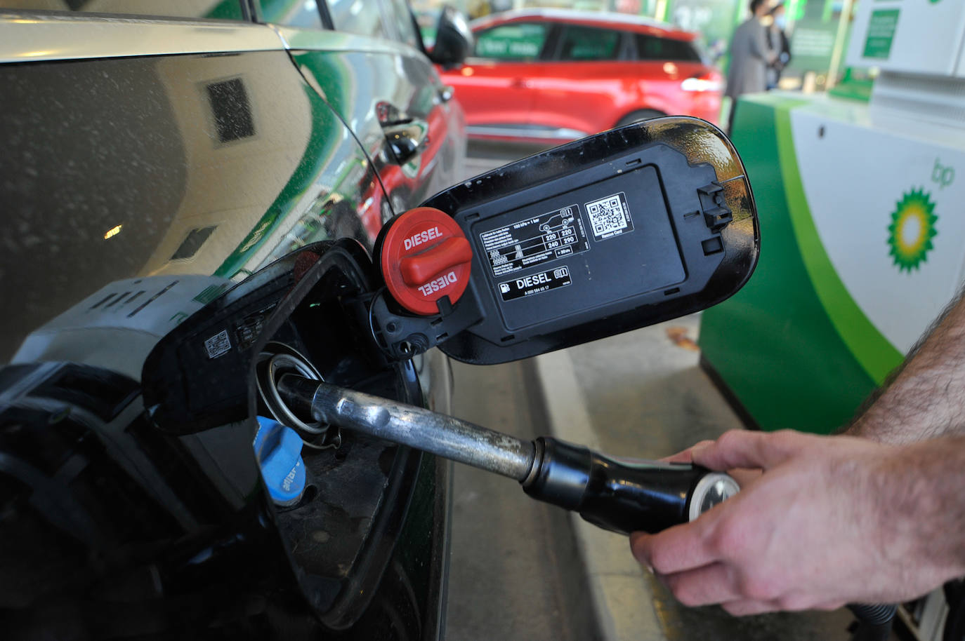 Fotos: Las gasolineras inician la rebaja de los combustibles en pie de guerra