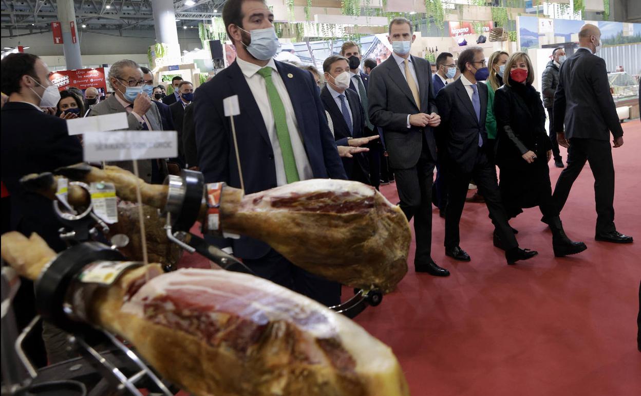 Felipe VI, durante su recorrido este lunes por la feria Alimentaria, en Barcelona.