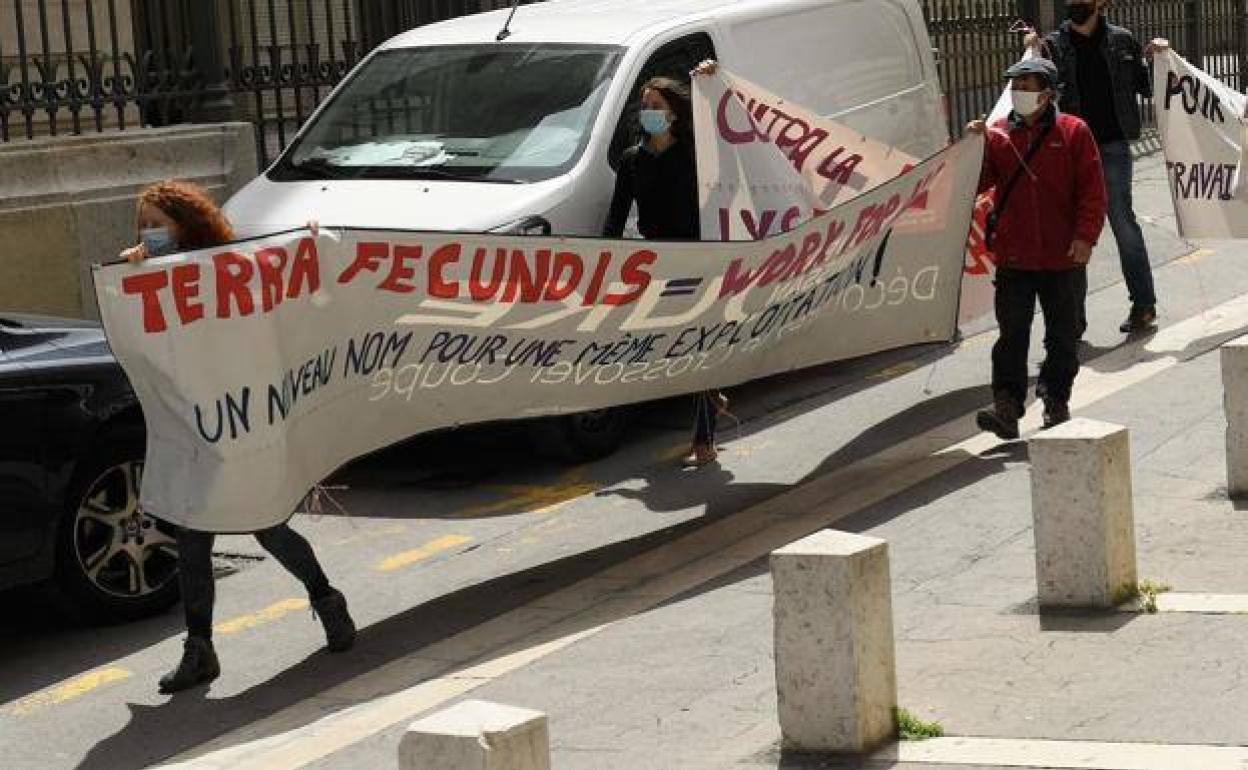 Imagen de archivo de la protesta contra la empresa Terra Fecundis, antes del inicio del juicio en Marsella hace un año. 