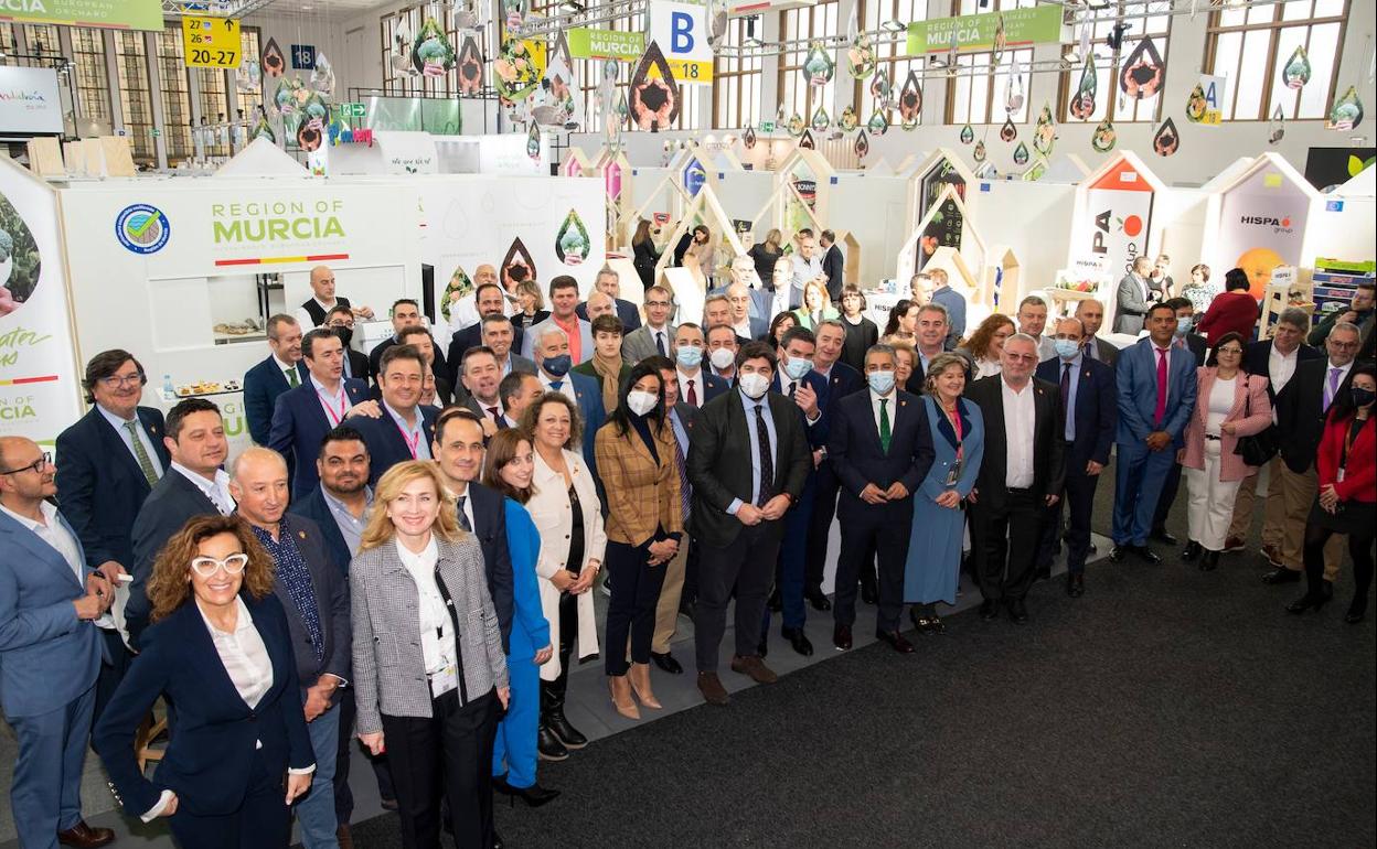 El presidente de la Comunidad posa con la delegación murciana en Berlín, esta mañana.