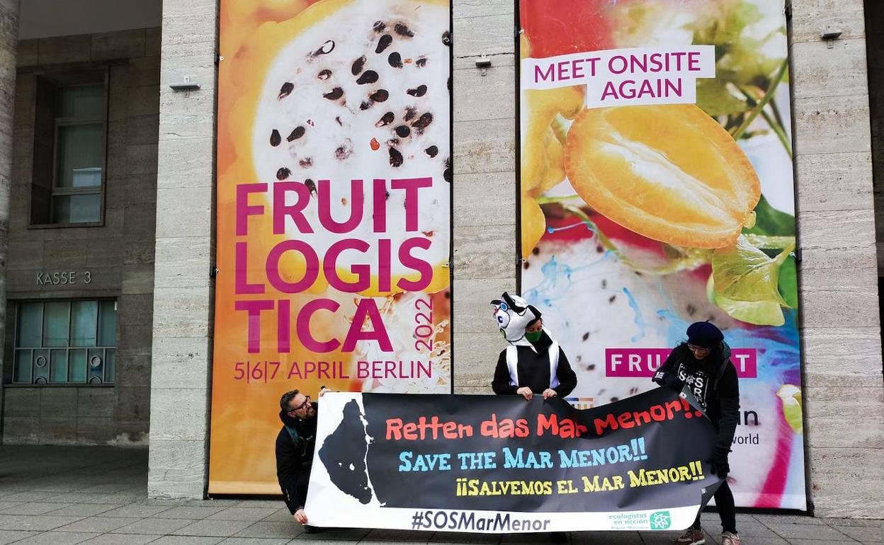 Representantes de Ecologistas en Acción sujetan una pancarta en defensa del Mar Menor en la feria Fruit Logística.