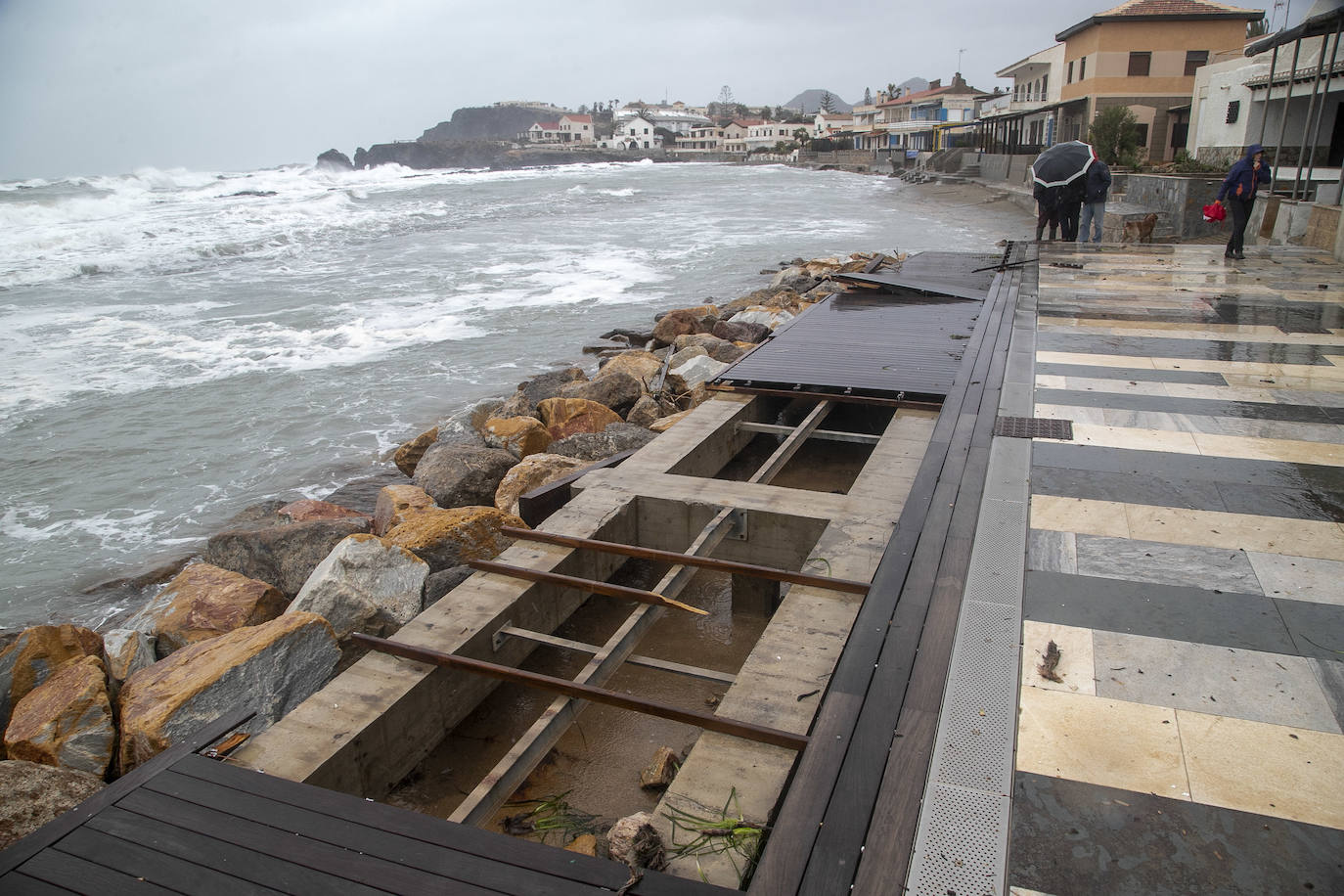 Fotos: El temporal causa daños graves en el paseo marítimo de Cabo de Palos