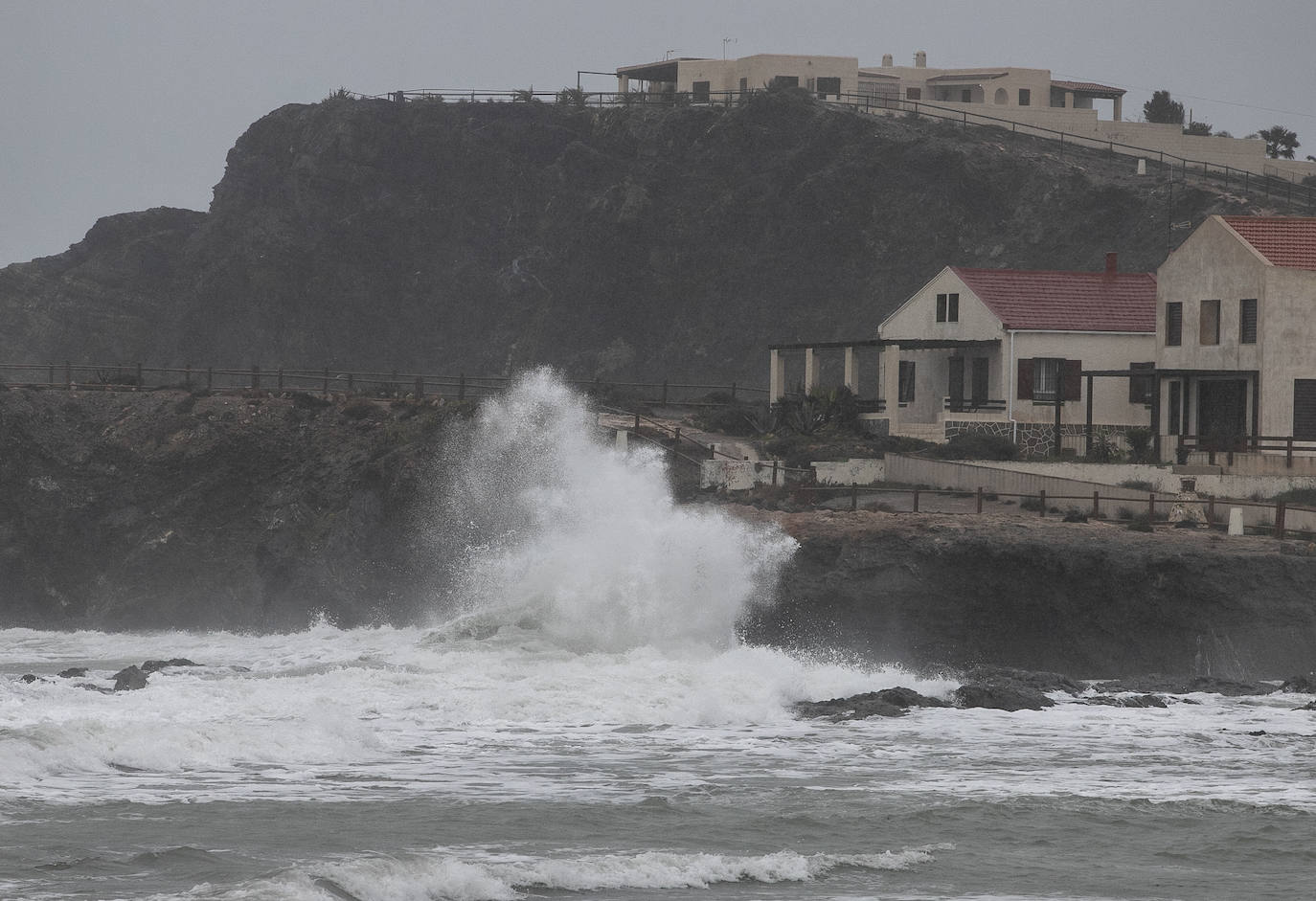 Fotos: El temporal causa daños graves en el paseo marítimo de Cabo de Palos