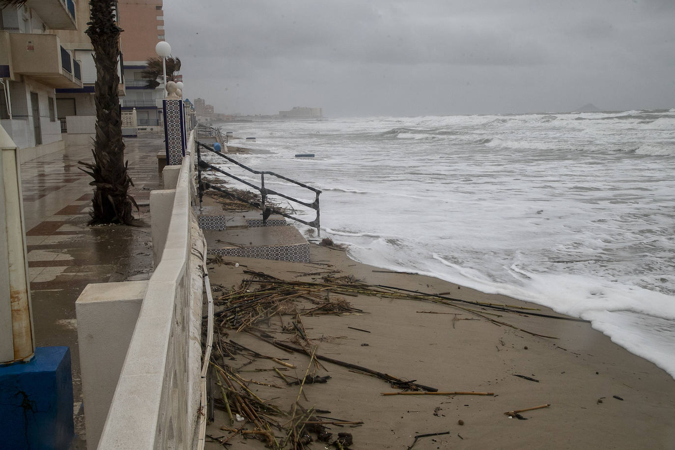 Fotos: El temporal causa daños graves en el paseo marítimo de Cabo de Palos