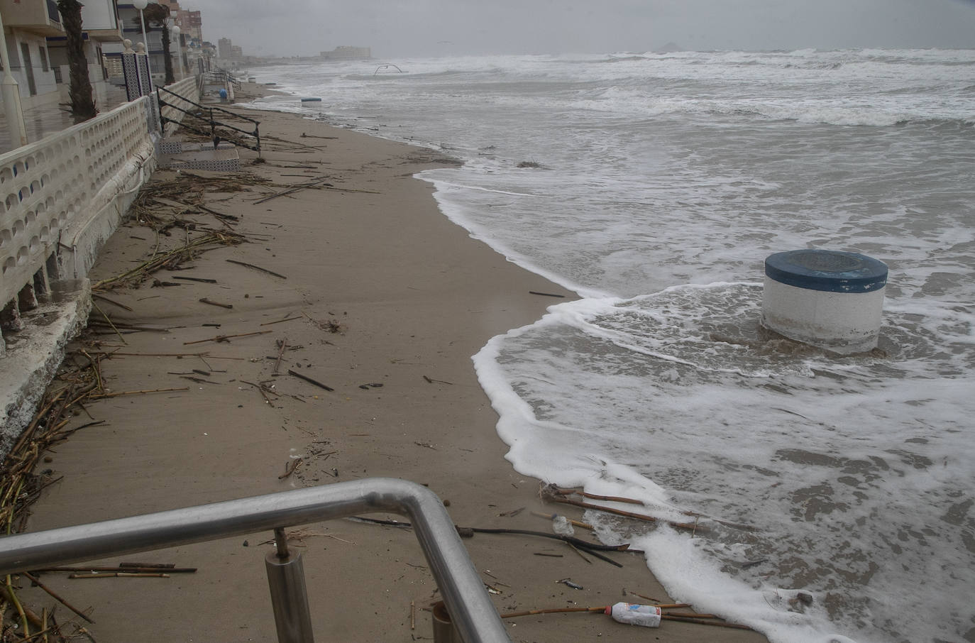 Fotos: El temporal causa daños graves en el paseo marítimo de Cabo de Palos