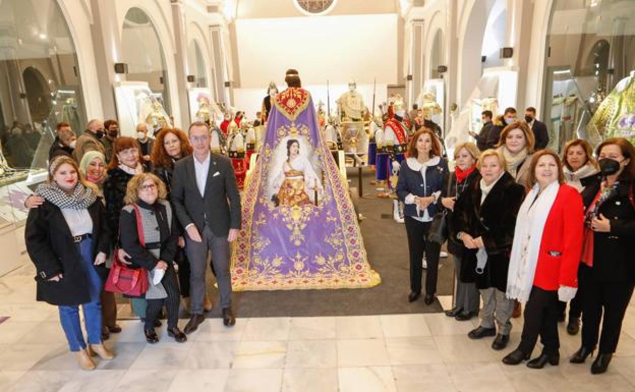 El presidente del Paso Blanco, la presidenta del Coro de Damas de la Virgen de la Amargura y bordadoras ante el manto de Judit 