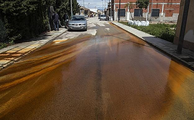 Aguas ácidas en una calle de Llano del Beal.