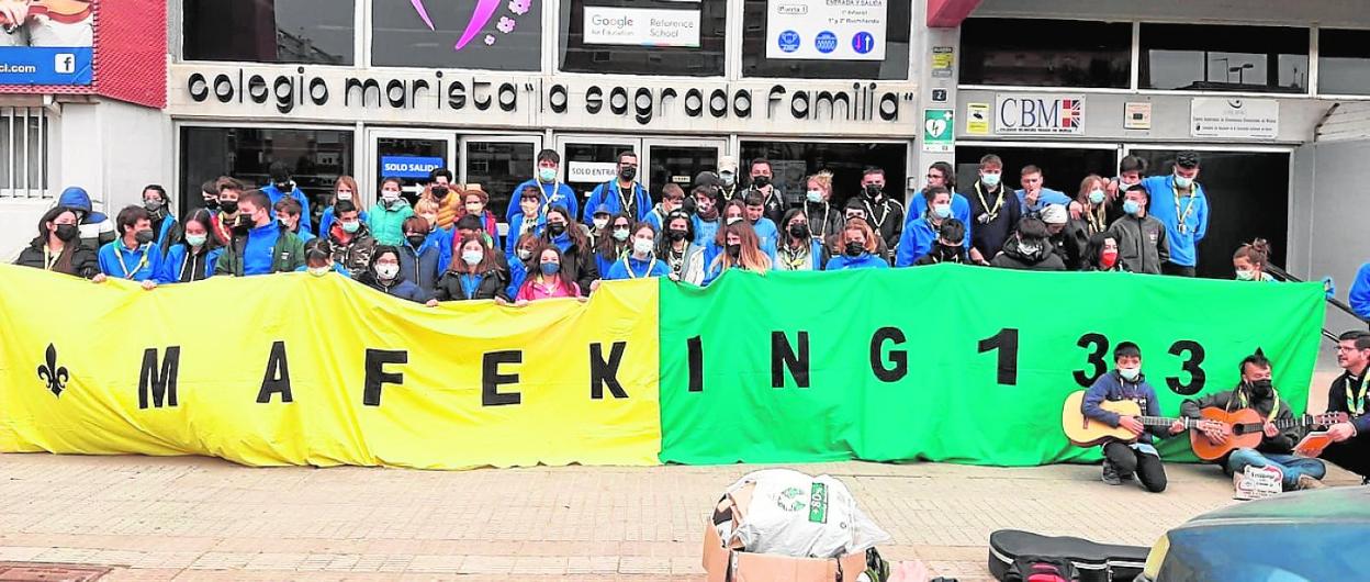 Los integrantes del grupo, durante la interpretación de la canción ganadora a su llegada a Cartagena. 