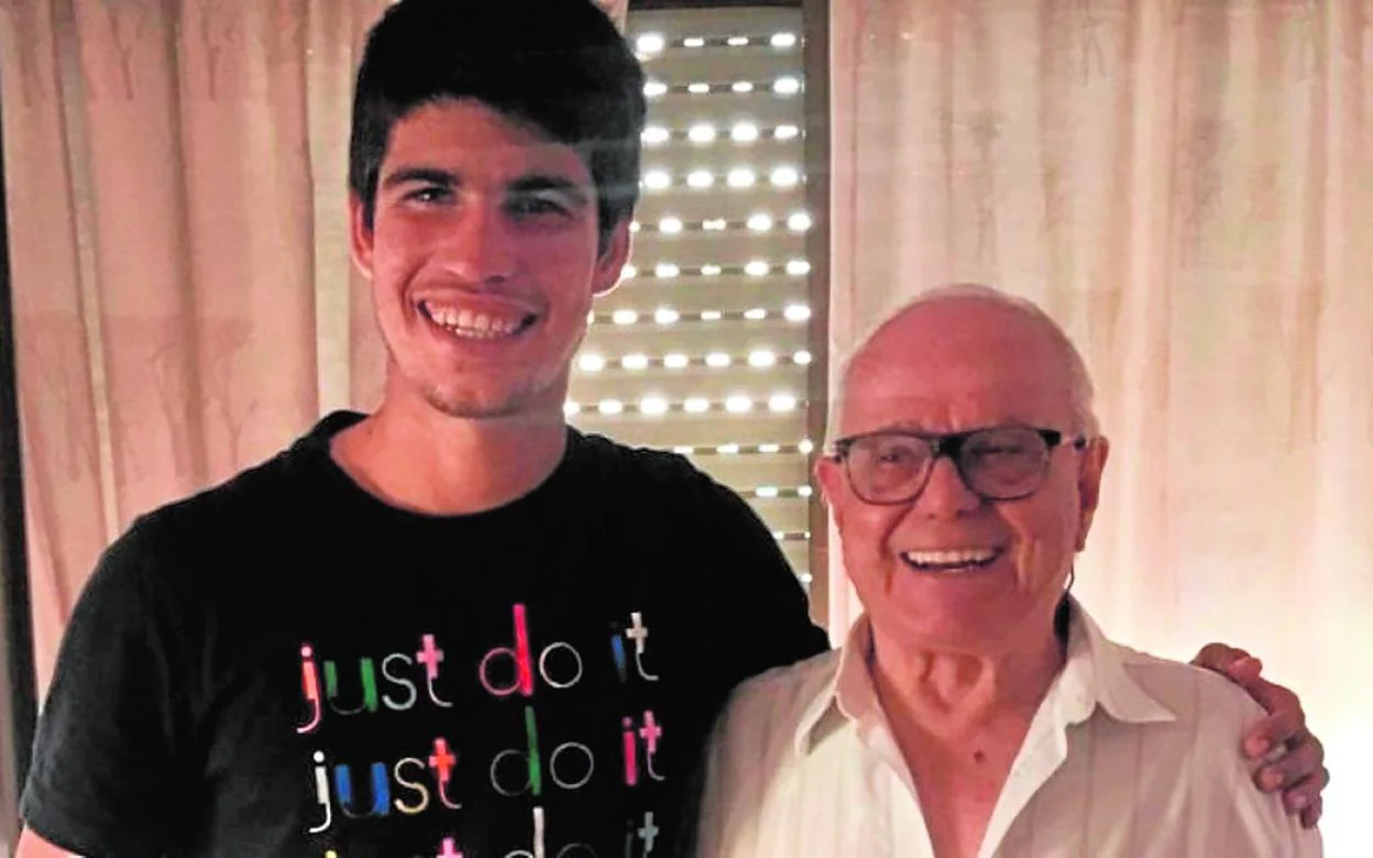 Carlos Alcaraz con su abuelo, en el domicilio de los Alcaraz en El Palmar. 