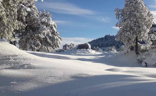 La nieve deja una postal navideña en abril en Sierra Espuña