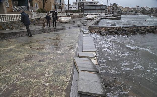 Galería. Vecinos observan los destrozos en la playa de La Barra, en Cabo de Palos. 
