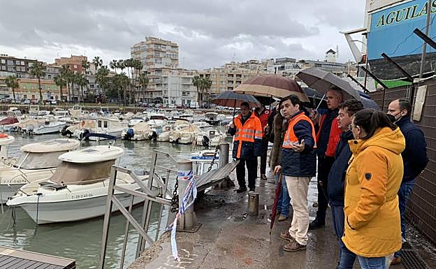 El consejero de Fomento, en su visita al puerto de Águilas. 