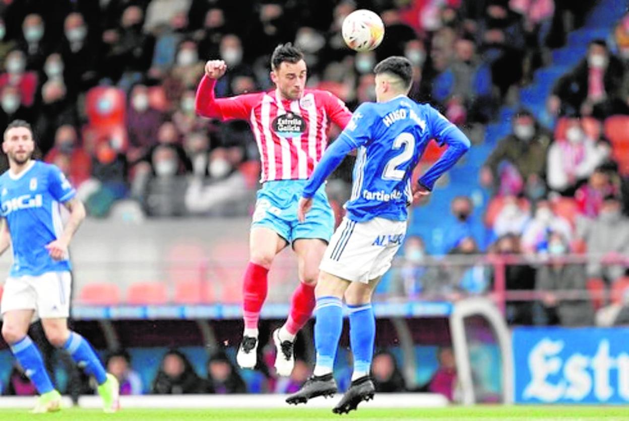 Pablo Clavería, con la casaca lucense, salta de cabeza en el partido que disputaron los suyos ante el Oviedo hace tres jornadas. 