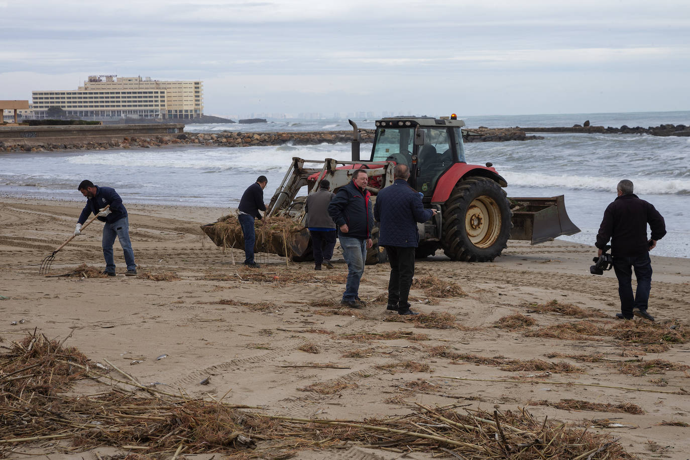 Fotos: Trabajo contra reloj para adecentar las playas de la Región