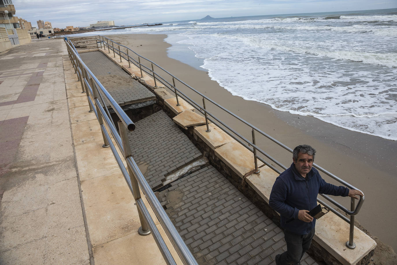 Fotos: Trabajo contra reloj para adecentar las playas de la Región