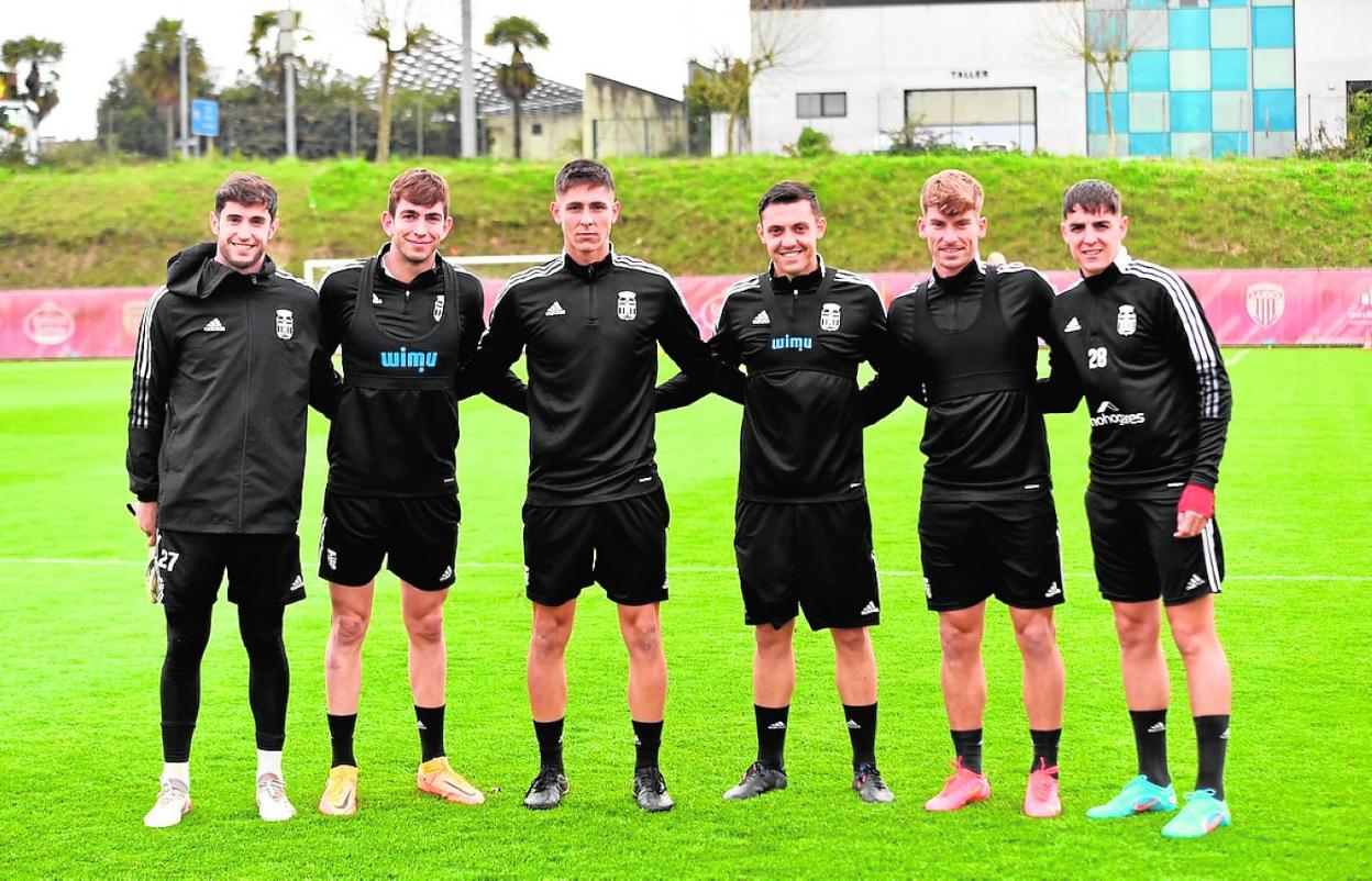 Los cinco jugadores del filial, más Neskes, posan en Lugo tras el entrenamiento de ayer. 