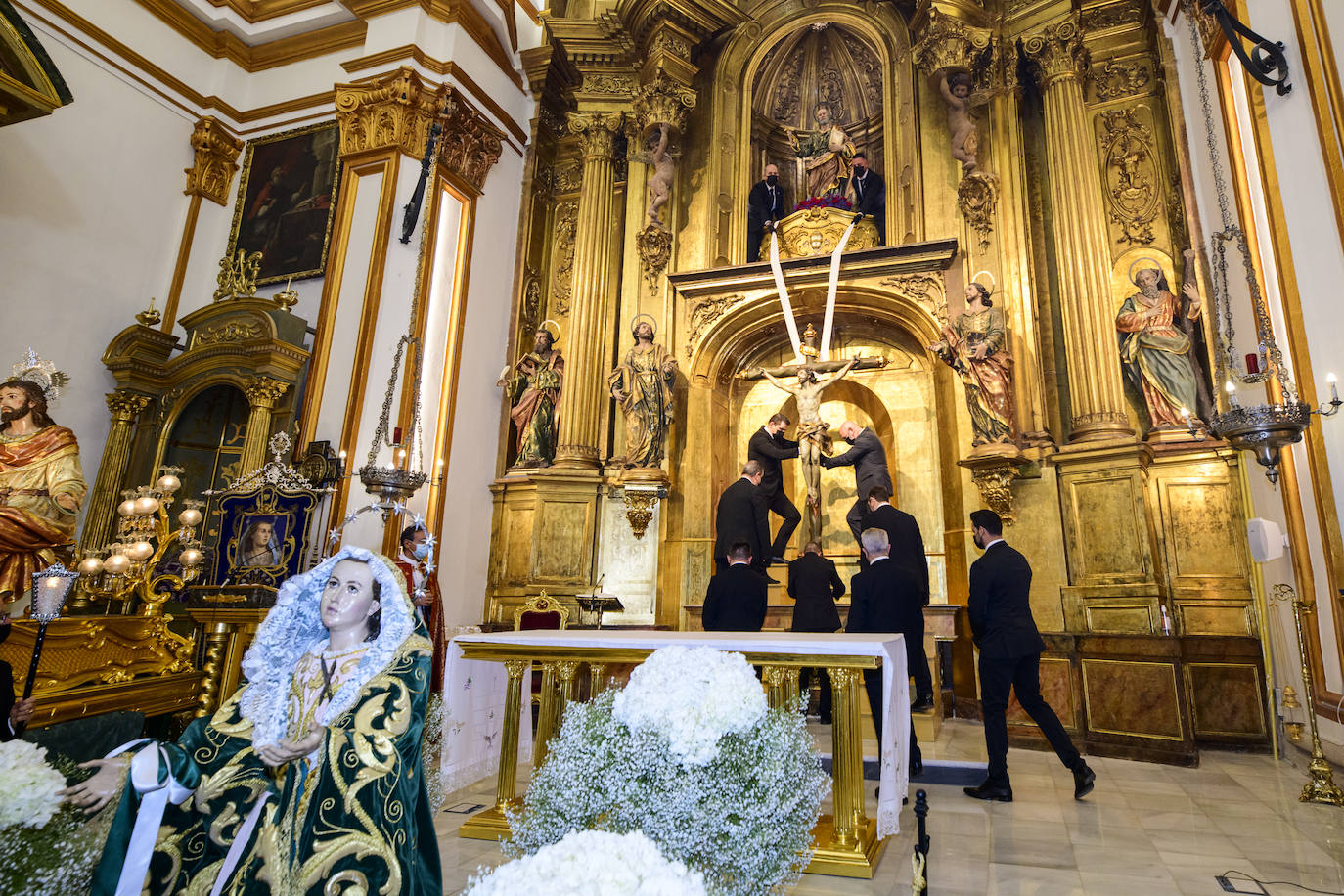 Fotos: La iglesia de San Pedro Apóstol celebra el desdencimiento del Cristo de la Esperanza