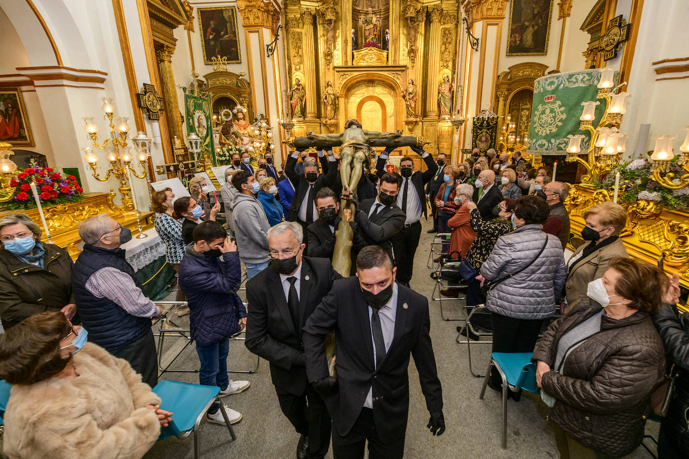 Fotos: La iglesia de San Pedro Apóstol celebra el desdencimiento del Cristo de la Esperanza