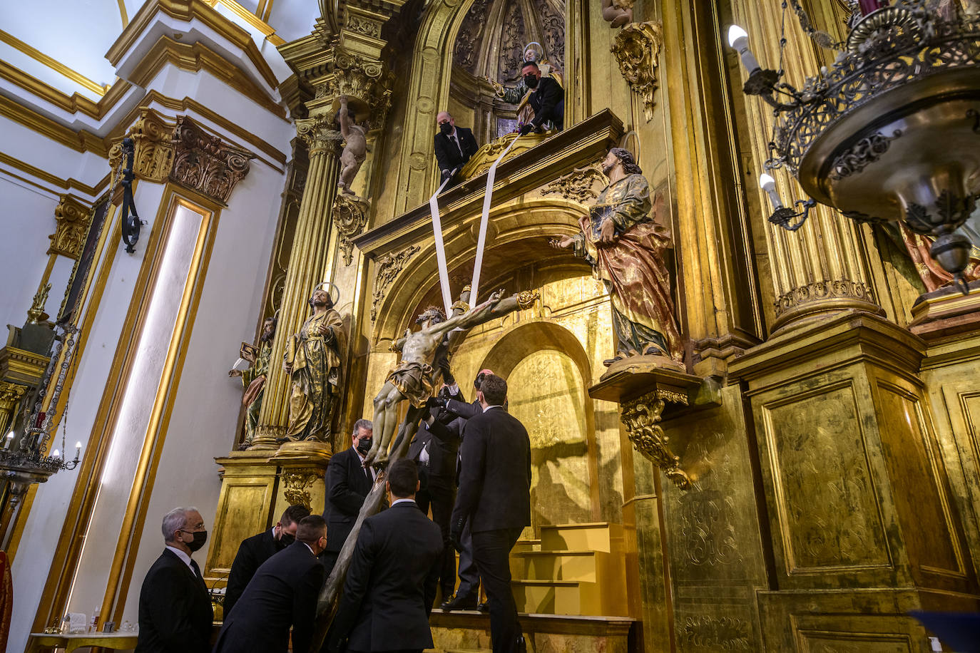 Fotos: La iglesia de San Pedro Apóstol celebra el desdencimiento del Cristo de la Esperanza