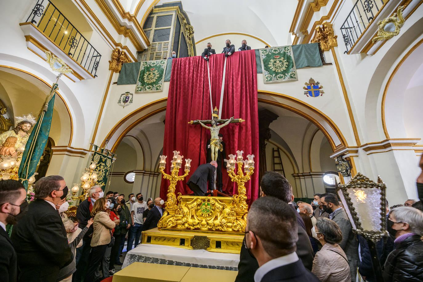 Fotos: La iglesia de San Pedro Apóstol celebra el desdencimiento del Cristo de la Esperanza