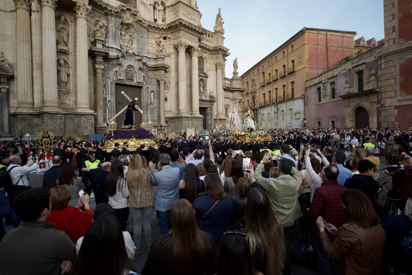 Fotos: Encuentro de Nuestro Padre Jesús de la Merced en la plaza Cardenal Belluga de Murcia, en imágenes